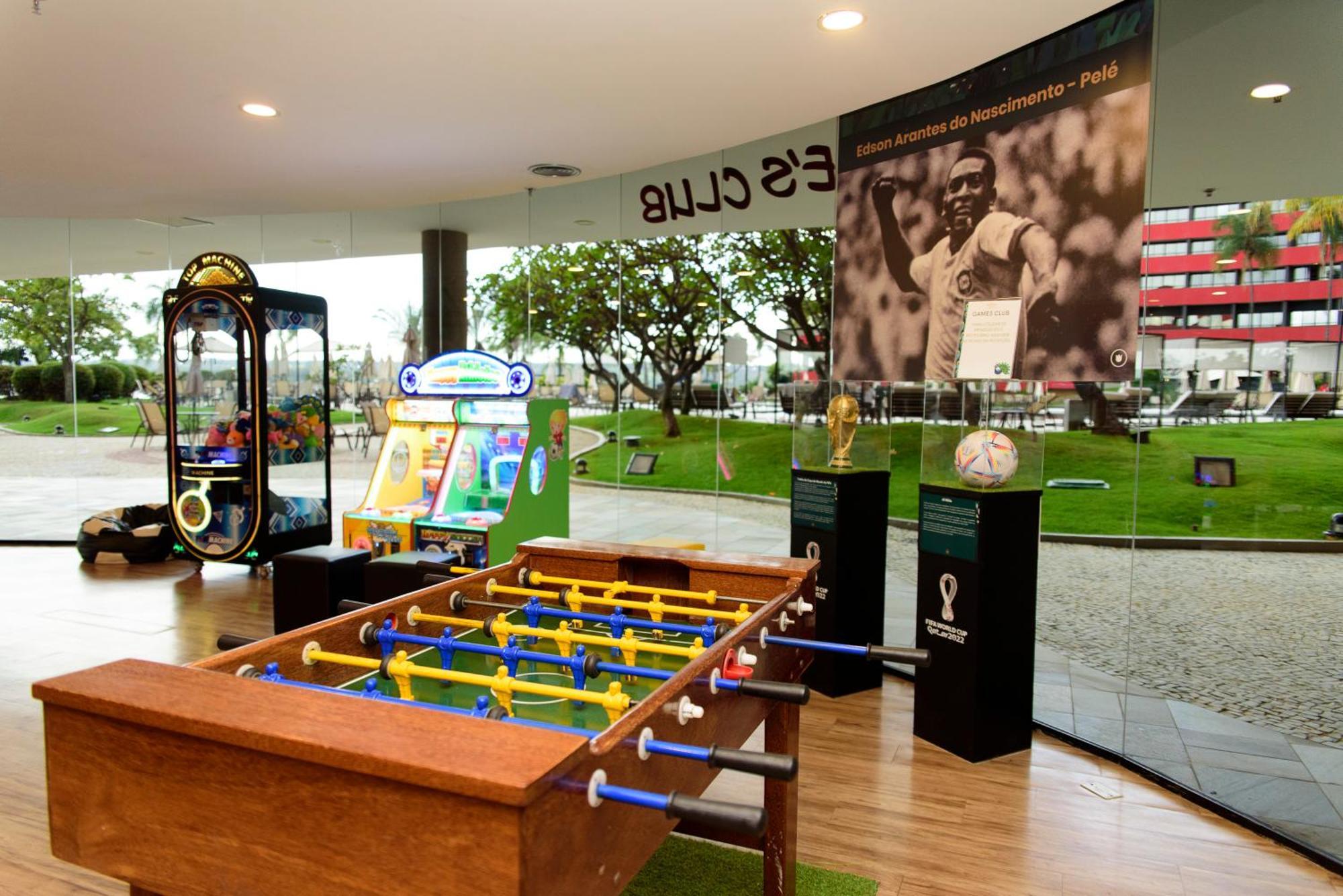 Royal Tulip Brasilia Alvorada Hotel ภายนอก รูปภาพ The FIFA World Cup Trophy at the Siam Center, Bangkok, Thailand