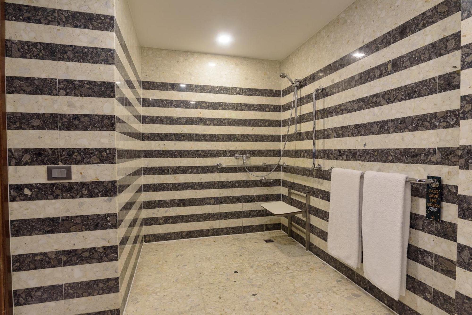 Royal Tulip Brasilia Alvorada Hotel ห้อง รูปภาพ A shower