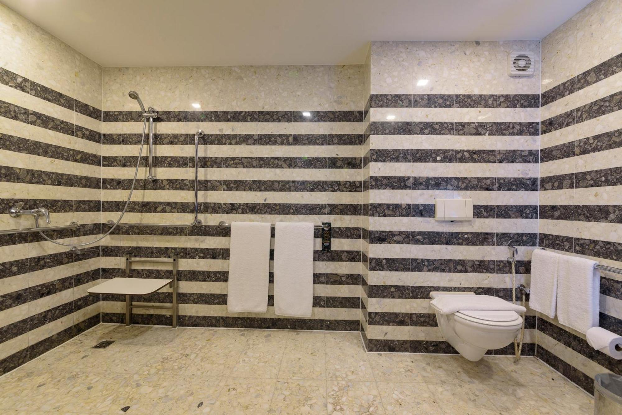 Royal Tulip Brasilia Alvorada Hotel ห้อง รูปภาพ A wet room