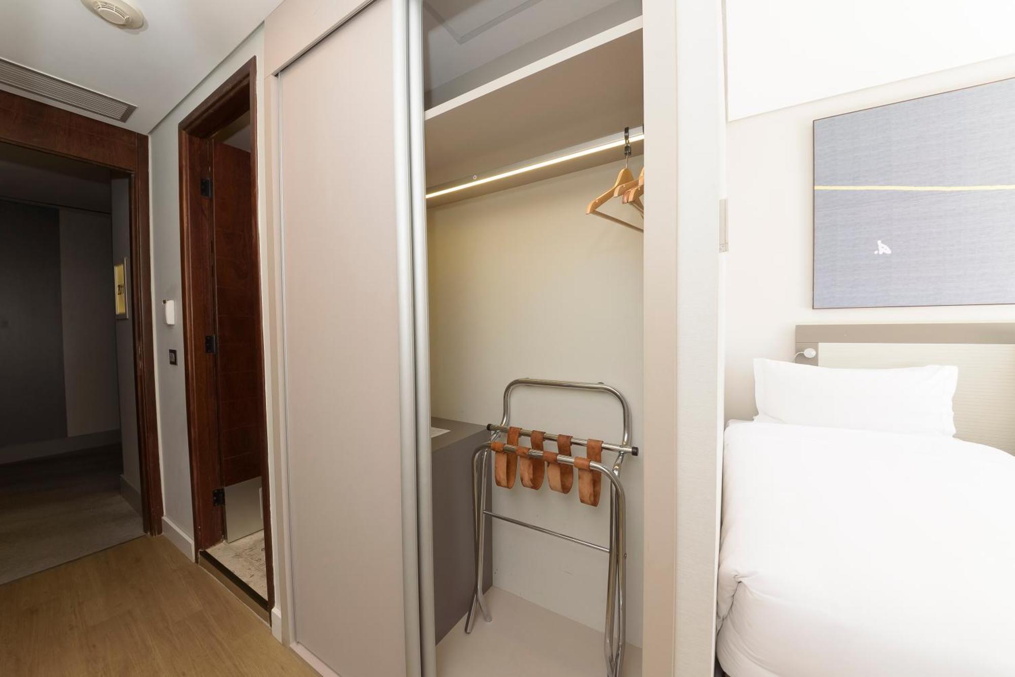 Royal Tulip Brasilia Alvorada Hotel ภายนอก รูปภาพ A sliding door