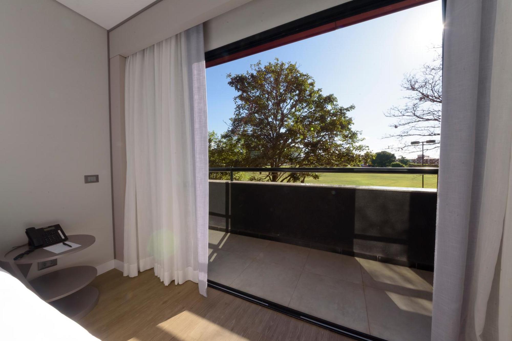 Royal Tulip Brasilia Alvorada Hotel ห้อง รูปภาพ A view of the balcony of a typical apartment at the complex.