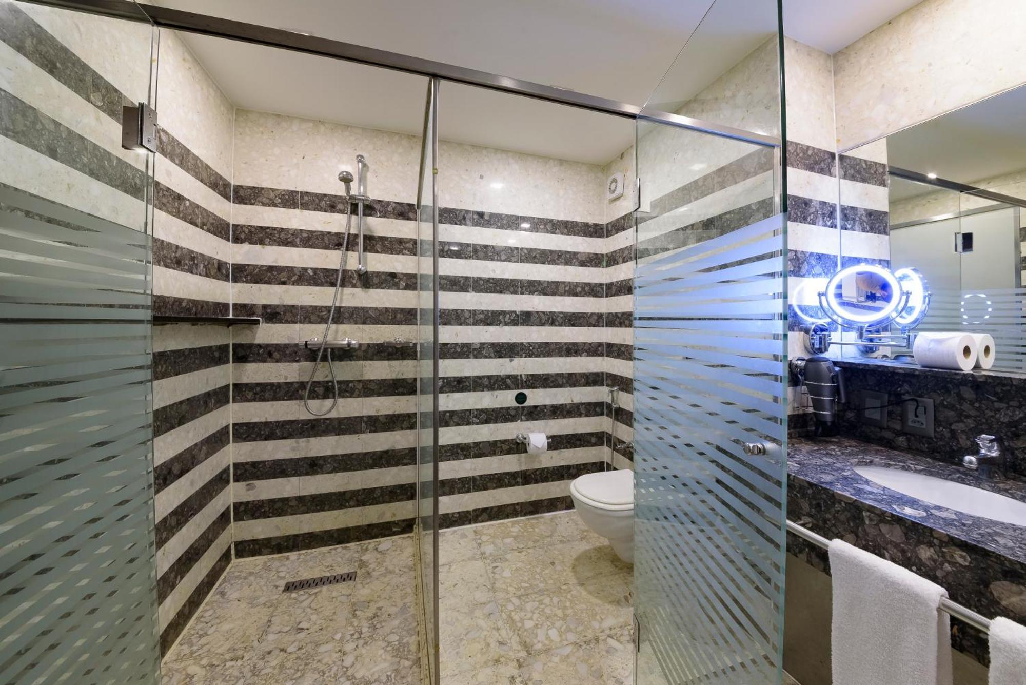 Royal Tulip Brasilia Alvorada Hotel ภายนอก รูปภาพ A shower enclosure